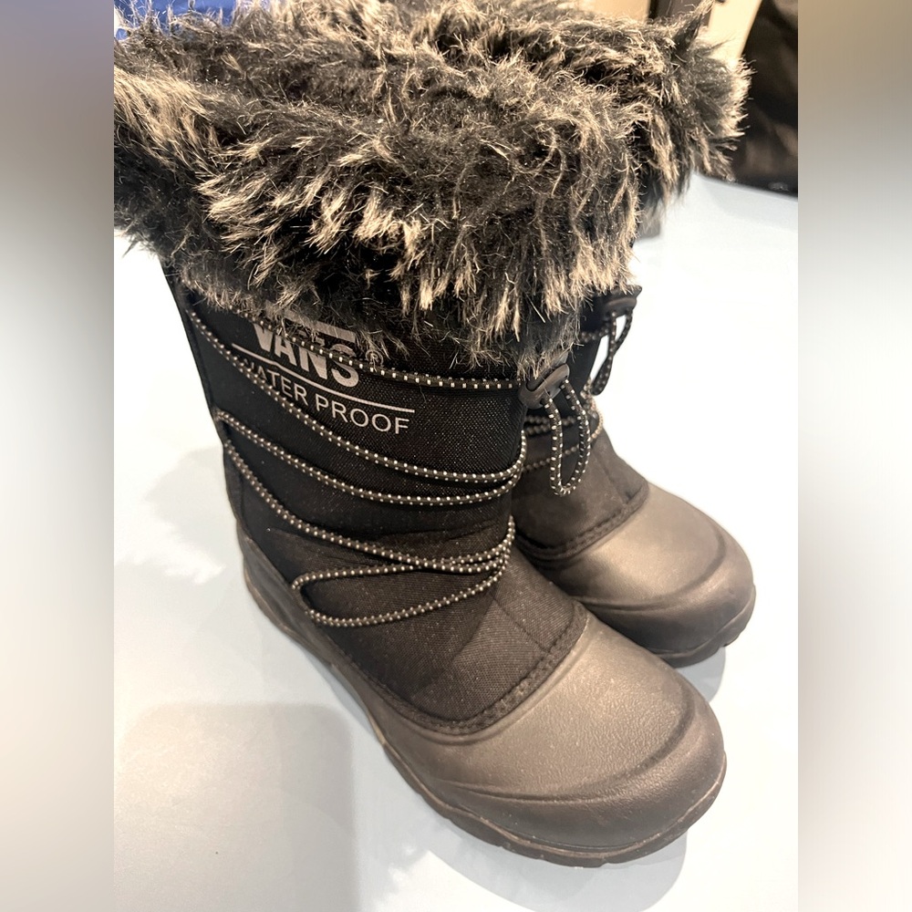 Vans waterproof boots with furry inside Black boot size 6 unisex